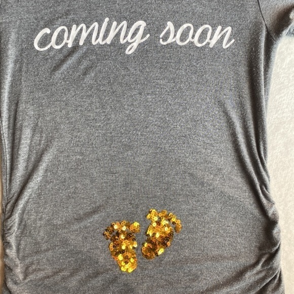 🏆 HPStylish Maternity Combo: Baby Footprints & "Free Kisses" Tee - Size Small** - Picture 3 of 4